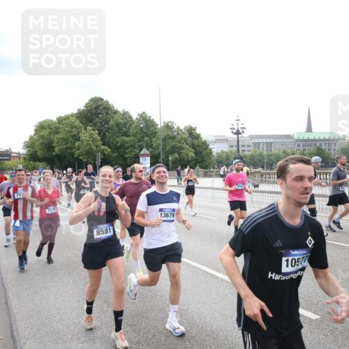 29.06.2025 - hella hamburg halbmarathon Jannik Wohlers http://msf.ph/oto/8151536 29.06.2025 10:35:52 Lombardsbrücke 1008, 1010, 1102, 1775, 1780, 1835, 2870, 3398, 3404, 3699, 3741, 3877, 4245, 4326, 4442, 4937, 5012, 5246, 5427, 5540, 5573, 5666, 5809, 5919, 6092, 6093, 6417, 6896, 7086, 7111, 7140, 7275, 7575, 7576, 8356, 8498, 8530, 8581, 9117, 9229, 9978, 10024, 10112, 10146, 10336, 10341, 10577, 11010, 11541, 11637, 12343, 12660, 12661, 13227, 13422, 13600, 13679, 14249, 14251, 14296, 15075, 15078, 15234, 15248, 15370, 15587, 15617, 15618, 15676, 15677, 15876 meine-sportfotos.de