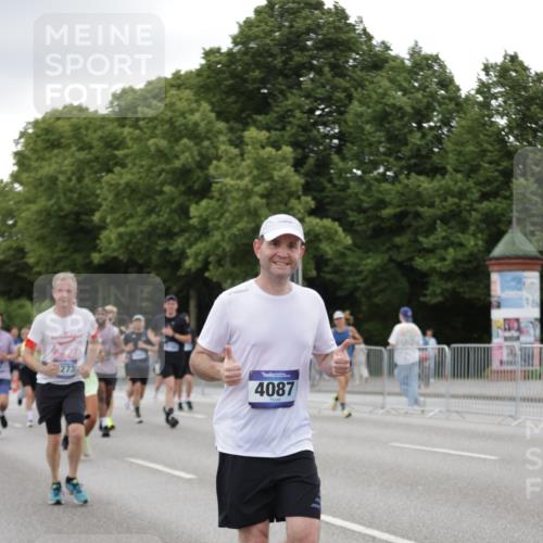 29.06.2025 - hella hamburg halbmarathon Jannik Wohlers http://msf.ph/oto/8151537 29.06.2025 10:51:43 Lombardsbrücke 1418, 1978, 3038, 4087, 4273, 4436, 4598, 4606, 5062, 5262, 6403, 6404, 6406, 6456, 6985, 7682, 7691, 8194, 8196, 8250, 8251, 8621, 9368, 9460, 9730, 10342, 10533, 10673, 11101, 11126, 11127, 11375, 12089, 12510, 12525, 12969, 13538, 14215, 14235, 14720, 15128, 16015, 16234, 16262, 16973, 17253, 17277, 17326, 17327, 17902, 18078, 18221, 18615 meine-sportfotos.de