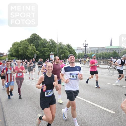 29.06.2025 - hella hamburg halbmarathon Jannik Wohlers http://msf.ph/oto/8151549 29.06.2025 10:35:52 Lombardsbrücke 1008, 1010, 1102, 1775, 1780, 1835, 2870, 3398, 3404, 3699, 3741, 3877, 4245, 4326, 4442, 4937, 5012, 5246, 5427, 5540, 5573, 5666, 5809, 5919, 6092, 6093, 6417, 6896, 7086, 7111, 7140, 7275, 7575, 7576, 8356, 8498, 8530, 8581, 9117, 9229, 9978, 10024, 10112, 10146, 10336, 10341, 10577, 11010, 11541, 11637, 12343, 12660, 12661, 13227, 13422, 13600, 13679, 14249, 14251, 14296, 15075, 15078, 15234, 15248, 15370, 15587, 15617, 15618, 15676, 15677, 15876 meine-sportfotos.de