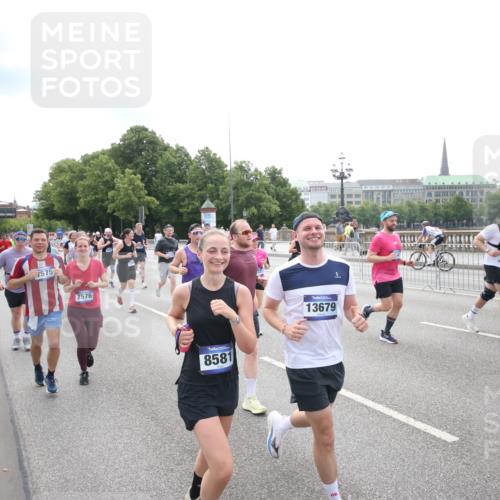 29.06.2025 - hella hamburg halbmarathon Jannik Wohlers http://msf.ph/oto/8151552 29.06.2025 10:35:52 Lombardsbrücke 1008, 1010, 1102, 1775, 1780, 1835, 2870, 3398, 3404, 3699, 3741, 3877, 4245, 4326, 4442, 4937, 5012, 5246, 5427, 5540, 5573, 5666, 5809, 5919, 6092, 6093, 6417, 6896, 7086, 7111, 7140, 7275, 7575, 7576, 8356, 8498, 8530, 8581, 9117, 9229, 9978, 10024, 10112, 10146, 10336, 10341, 10577, 11010, 11541, 11637, 12343, 12660, 12661, 13227, 13422, 13600, 13679, 14249, 14251, 14296, 15075, 15078, 15234, 15248, 15370, 15587, 15617, 15618, 15676, 15677, 15876 meine-sportfotos.de