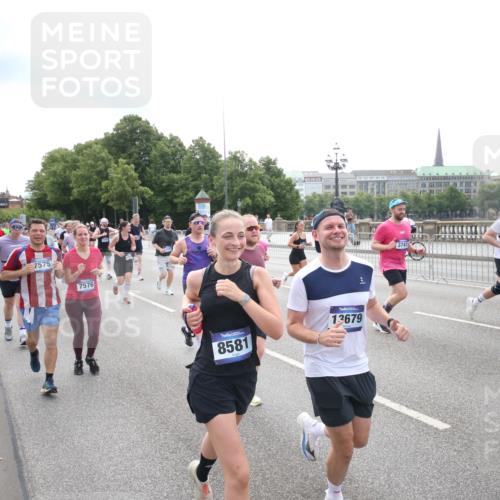 29.06.2025 - hella hamburg halbmarathon Jannik Wohlers http://msf.ph/oto/8151555 29.06.2025 10:35:52 Lombardsbrücke 1008, 1010, 1102, 1775, 1780, 1835, 2870, 3398, 3404, 3699, 3741, 3877, 4245, 4326, 4442, 4937, 5012, 5246, 5427, 5540, 5573, 5666, 5809, 5919, 6092, 6093, 6417, 6896, 7086, 7111, 7140, 7275, 7575, 7576, 8356, 8498, 8530, 8581, 9117, 9229, 9978, 10024, 10112, 10146, 10336, 10341, 10577, 11010, 11541, 11637, 12343, 12660, 12661, 13227, 13422, 13600, 13679, 14249, 14251, 14296, 15075, 15078, 15234, 15248, 15370, 15587, 15617, 15618, 15676, 15677, 15876 meine-sportfotos.de