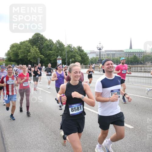 29.06.2025 - hella hamburg halbmarathon Jannik Wohlers http://msf.ph/oto/8151560 29.06.2025 10:35:53 Lombardsbrücke 1008, 1010, 1102, 1780, 1835, 2870, 3398, 3404, 3699, 3741, 3877, 4245, 4326, 4442, 4937, 5012, 5246, 5427, 5540, 5573, 5666, 5747, 5809, 5919, 6092, 6093, 6417, 6896, 7086, 7111, 7140, 7275, 7575, 7576, 8356, 8498, 8530, 8581, 9115, 9117, 9229, 9978, 10024, 10112, 10146, 10336, 10341, 10577, 10984, 11010, 11541, 11637, 12343, 12493, 12660, 12661, 13227, 13422, 13600, 13679, 14249, 14251, 14296, 15075, 15078, 15234, 15370, 15587, 15617, 15618, 15676, 15677, 15876 meine-sportfotos.de