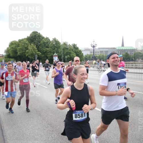 29.06.2025 - hella hamburg halbmarathon Jannik Wohlers http://msf.ph/oto/8151563 29.06.2025 10:35:53 Lombardsbrücke 1008, 1010, 1102, 1780, 1835, 2870, 3398, 3404, 3699, 3741, 3877, 4245, 4326, 4442, 4937, 5012, 5246, 5427, 5540, 5573, 5666, 5747, 5809, 5919, 6092, 6093, 6417, 6896, 7086, 7111, 7140, 7275, 7575, 7576, 8356, 8498, 8530, 8581, 9115, 9117, 9229, 9978, 10024, 10112, 10146, 10336, 10341, 10577, 10984, 11010, 11541, 11637, 12343, 12493, 12660, 12661, 13227, 13422, 13600, 13679, 14249, 14251, 14296, 15075, 15078, 15234, 15370, 15587, 15617, 15618, 15676, 15677, 15876 meine-sportfotos.de