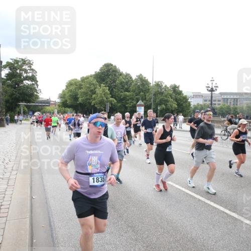 29.06.2025 - hella hamburg halbmarathon Jannik Wohlers http://msf.ph/oto/8151576 29.06.2025 10:35:54 Lombardsbrücke 1008, 1010, 1102, 1224, 1780, 1835, 2870, 3398, 3404, 3699, 3741, 3877, 4245, 4442, 4937, 5012, 5246, 5427, 5540, 5573, 5666, 5747, 5809, 5919, 6092, 6093, 6417, 6667, 6896, 7086, 7111, 7140, 7275, 7575, 7576, 8498, 8530, 8581, 9115, 9117, 9229, 9978, 10024, 10112, 10146, 10336, 10341, 10577, 10984, 11010, 11541, 11637, 12343, 12493, 12660, 12661, 13227, 13422, 13600, 13679, 14249, 14251, 14296, 15075, 15078, 15234, 15370, 15587, 15617, 15618, 15676, 15677, 15876 meine-sportfotos.de