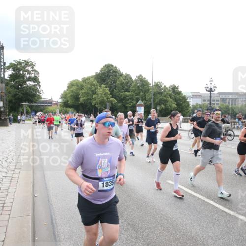 29.06.2025 - hella hamburg halbmarathon Jannik Wohlers http://msf.ph/oto/8151581 29.06.2025 10:35:54 Lombardsbrücke 1008, 1010, 1102, 1224, 1780, 1835, 2870, 3398, 3404, 3699, 3741, 3877, 4245, 4442, 4937, 5012, 5246, 5427, 5540, 5573, 5666, 5747, 5809, 5919, 6092, 6093, 6417, 6667, 6896, 7086, 7111, 7140, 7275, 7575, 7576, 8498, 8530, 8581, 9115, 9117, 9229, 9978, 10024, 10112, 10146, 10336, 10341, 10577, 10984, 11010, 11541, 11637, 12343, 12493, 12660, 12661, 13227, 13422, 13600, 13679, 14249, 14251, 14296, 15075, 15078, 15234, 15370, 15587, 15617, 15618, 15676, 15677, 15876 meine-sportfotos.de