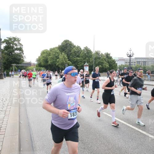 29.06.2025 - hella hamburg halbmarathon Jannik Wohlers http://msf.ph/oto/8151586 29.06.2025 10:35:55 Lombardsbrücke 1008, 1010, 1102, 1224, 1780, 1835, 3398, 3404, 3699, 3741, 4245, 4442, 4937, 5012, 5246, 5427, 5540, 5573, 5666, 5747, 5809, 5919, 6092, 6093, 6417, 6667, 6896, 7086, 7111, 7140, 7275, 7575, 7576, 7632, 8498, 8530, 8581, 9115, 9117, 9229, 9978, 10024, 10112, 10146, 10336, 10341, 10577, 10984, 11010, 11541, 11637, 12343, 12493, 12660, 12661, 13227, 13422, 13600, 13679, 14251, 14296, 15075, 15078, 15234, 15370, 15587, 15617, 15618, 15676, 15677, 15876 meine-sportfotos.de