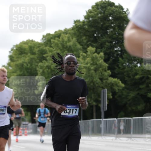 29.06.2025 - hella hamburg halbmarathon Jannik Wohlers http://msf.ph/oto/8151590 29.06.2025 10:14:46 Lombardsbrücke 1296, 1379, 1524, 1575, 1745, 2140, 2281, 3507, 3509, 3513, 3650, 3844, 4495, 4641, 5271, 5800, 5986, 6181, 6248, 6317, 7452, 7881, 8237, 8256, 8275, 8563, 8609, 9113, 9847, 9911, 9975, 10589, 10717, 11271, 11598, 11611, 11683, 12524, 12634, 13683, 13881, 14617, 14999, 15037, 15038, 16208, 16419, 17128, 17708, 17847, 18769, 18800, 18939 meine-sportfotos.de