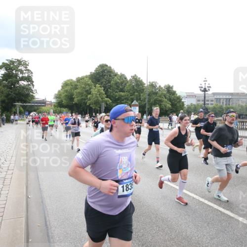 29.06.2025 - hella hamburg halbmarathon Jannik Wohlers http://msf.ph/oto/8151592 29.06.2025 10:35:55 Lombardsbrücke 1008, 1010, 1102, 1224, 1780, 1835, 3398, 3404, 3699, 3741, 4245, 4442, 4937, 5012, 5246, 5427, 5540, 5573, 5666, 5747, 5809, 5919, 6092, 6093, 6417, 6667, 6896, 7086, 7111, 7140, 7275, 7575, 7576, 7632, 8498, 8530, 8581, 9115, 9117, 9229, 9978, 10024, 10112, 10146, 10336, 10341, 10577, 10984, 11010, 11541, 11637, 12343, 12493, 12660, 12661, 13227, 13422, 13600, 13679, 14251, 14296, 15075, 15078, 15234, 15370, 15587, 15617, 15618, 15676, 15677, 15876 meine-sportfotos.de