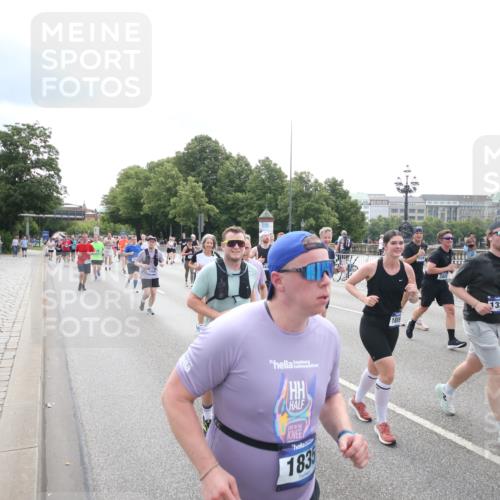 29.06.2025 - hella hamburg halbmarathon Jannik Wohlers http://msf.ph/oto/8151602 29.06.2025 10:35:55 Lombardsbrücke 1008, 1010, 1102, 1224, 1780, 1835, 3398, 3404, 3699, 3741, 4245, 4442, 4937, 5012, 5246, 5427, 5540, 5573, 5666, 5747, 5809, 5919, 6092, 6093, 6417, 6667, 6896, 7086, 7111, 7140, 7275, 7575, 7576, 7632, 8498, 8530, 8581, 9115, 9117, 9229, 9978, 10024, 10112, 10146, 10336, 10341, 10577, 10984, 11010, 11541, 11637, 12343, 12493, 12660, 12661, 13227, 13422, 13600, 13679, 14251, 14296, 15075, 15078, 15234, 15370, 15587, 15617, 15618, 15676, 15677, 15876 meine-sportfotos.de