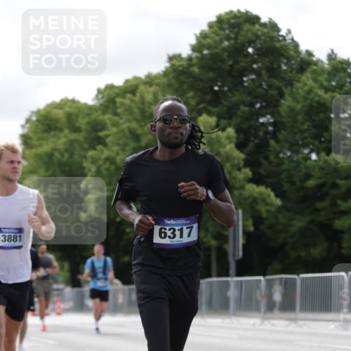 29.06.2025 - hella hamburg halbmarathon Jannik Wohlers http://msf.ph/oto/8151607 29.06.2025 10:14:46 Lombardsbrücke 1296, 1379, 1524, 1575, 1745, 2140, 2281, 3507, 3509, 3513, 3650, 3844, 4495, 4641, 5271, 5800, 5986, 6181, 6248, 6317, 7452, 7881, 8237, 8256, 8275, 8563, 8609, 9113, 9847, 9911, 9975, 10589, 10717, 11271, 11598, 11611, 11683, 12524, 12634, 13683, 13881, 14617, 14999, 15037, 15038, 16208, 16419, 17128, 17708, 17847, 18769, 18800, 18939 meine-sportfotos.de
