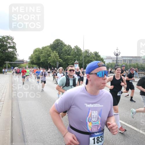 29.06.2025 - hella hamburg halbmarathon Jannik Wohlers http://msf.ph/oto/8151609 29.06.2025 10:35:55 Lombardsbrücke 1008, 1010, 1102, 1224, 1780, 1835, 3398, 3404, 3699, 3741, 4245, 4442, 4937, 5012, 5246, 5427, 5540, 5573, 5666, 5747, 5809, 5919, 6092, 6093, 6417, 6667, 6896, 7086, 7111, 7140, 7275, 7575, 7576, 7632, 8498, 8530, 8581, 9115, 9117, 9229, 9978, 10024, 10112, 10146, 10336, 10341, 10577, 10984, 11010, 11541, 11637, 12343, 12493, 12660, 12661, 13227, 13422, 13600, 13679, 14251, 14296, 15075, 15078, 15234, 15370, 15587, 15617, 15618, 15676, 15677, 15876 meine-sportfotos.de