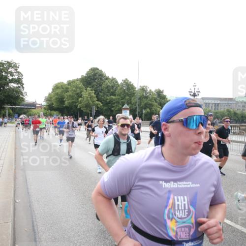 29.06.2025 - hella hamburg halbmarathon Jannik Wohlers http://msf.ph/oto/8151618 29.06.2025 10:35:55 Lombardsbrücke 1008, 1010, 1102, 1224, 1780, 1835, 3398, 3404, 3699, 3741, 4245, 4442, 4937, 5012, 5246, 5427, 5540, 5573, 5666, 5747, 5809, 5919, 6092, 6093, 6417, 6667, 6896, 7086, 7111, 7140, 7275, 7575, 7576, 7632, 8498, 8530, 8581, 9115, 9117, 9229, 9978, 10024, 10112, 10146, 10336, 10341, 10577, 10984, 11010, 11541, 11637, 12343, 12493, 12660, 12661, 13227, 13422, 13600, 13679, 14251, 14296, 15075, 15078, 15234, 15370, 15587, 15617, 15618, 15676, 15677, 15876 meine-sportfotos.de