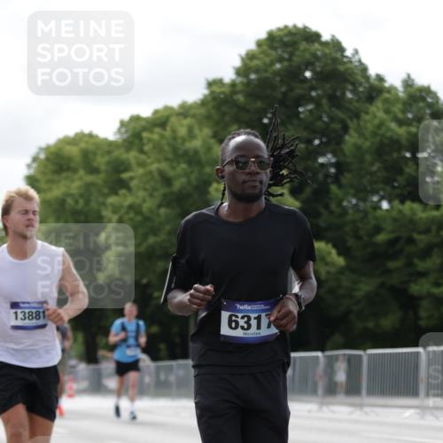 29.06.2025 - hella hamburg halbmarathon Jannik Wohlers http://msf.ph/oto/8151622 29.06.2025 10:14:46 Lombardsbrücke 1296, 1379, 1524, 1575, 1745, 2140, 2281, 3507, 3509, 3513, 3650, 3844, 4495, 4641, 5271, 5800, 5986, 6181, 6248, 6317, 7452, 7881, 8237, 8256, 8275, 8563, 8609, 9113, 9847, 9911, 9975, 10589, 10717, 11271, 11598, 11611, 11683, 12524, 12634, 13683, 13881, 14617, 14999, 15037, 15038, 16208, 16419, 17128, 17708, 17847, 18769, 18800, 18939 meine-sportfotos.de