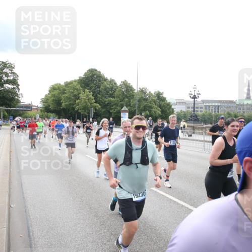 29.06.2025 - hella hamburg halbmarathon Jannik Wohlers http://msf.ph/oto/8151634 29.06.2025 10:35:55 Lombardsbrücke 1008, 1010, 1102, 1224, 1780, 1835, 3398, 3404, 3699, 3741, 4245, 4442, 4937, 5012, 5246, 5427, 5540, 5573, 5666, 5747, 5809, 5919, 6092, 6093, 6417, 6667, 6896, 7086, 7111, 7140, 7275, 7575, 7576, 7632, 8498, 8530, 8581, 9115, 9117, 9229, 9978, 10024, 10112, 10146, 10336, 10341, 10577, 10984, 11010, 11541, 11637, 12343, 12493, 12660, 12661, 13227, 13422, 13600, 13679, 14251, 14296, 15075, 15078, 15234, 15370, 15587, 15617, 15618, 15676, 15677, 15876 meine-sportfotos.de