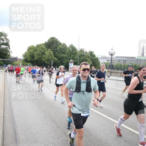 29.06.2025 - hella hamburg halbmarathon Jannik Wohlers http://msf.ph/oto/8151641 29.06.2025 10:35:55 Lombardsbrücke 1008, 1010, 1102, 1224, 1780, 1835, 3398, 3404, 3699, 3741, 4245, 4442, 4937, 5012, 5246, 5427, 5540, 5573, 5666, 5747, 5809, 5919, 6092, 6093, 6417, 6667, 6896, 7086, 7111, 7140, 7275, 7575, 7576, 7632, 8498, 8530, 8581, 9115, 9117, 9229, 9978, 10024, 10112, 10146, 10336, 10341, 10577, 10984, 11010, 11541, 11637, 12343, 12493, 12660, 12661, 13227, 13422, 13600, 13679, 14251, 14296, 15075, 15078, 15234, 15370, 15587, 15617, 15618, 15676, 15677, 15876 meine-sportfotos.de