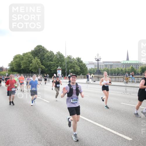 29.06.2025 - hella hamburg halbmarathon Jannik Wohlers http://msf.ph/oto/8151655 29.06.2025 10:35:57 Lombardsbrücke 1102, 1224, 1835, 3398, 3404, 3699, 3741, 4245, 4442, 4937, 5012, 5246, 5427, 5540, 5573, 5747, 5809, 5919, 6092, 6093, 6190, 6417, 6667, 6896, 7111, 7140, 7575, 7576, 7632, 8498, 8530, 8581, 8945, 9115, 9117, 9229, 9918, 9978, 10024, 10112, 10146, 10336, 10341, 10577, 10984, 11010, 11541, 11637, 12343, 12493, 12660, 12661, 13227, 13422, 13445, 13600, 13679, 14296, 15075, 15234, 15370, 15568, 15587, 15617, 15618, 15676, 15677, 15707, 16239, 18226 meine-sportfotos.de