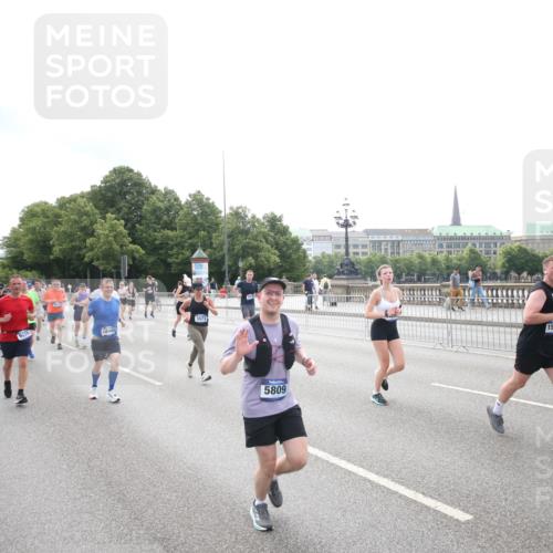 29.06.2025 - hella hamburg halbmarathon Jannik Wohlers http://msf.ph/oto/8151661 29.06.2025 10:35:57 Lombardsbrücke 1102, 1224, 1835, 3398, 3404, 3699, 3741, 4245, 4442, 4937, 5012, 5246, 5427, 5540, 5573, 5747, 5809, 5919, 6092, 6093, 6190, 6417, 6667, 6896, 7111, 7140, 7575, 7576, 7632, 8498, 8530, 8581, 8945, 9115, 9117, 9229, 9918, 9978, 10024, 10112, 10146, 10336, 10341, 10577, 10984, 11010, 11541, 11637, 12343, 12493, 12660, 12661, 13227, 13422, 13445, 13600, 13679, 14296, 15075, 15234, 15370, 15568, 15587, 15617, 15618, 15676, 15677, 15707, 16239, 18226 meine-sportfotos.de