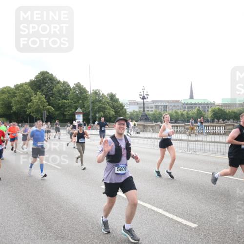 29.06.2025 - hella hamburg halbmarathon Jannik Wohlers http://msf.ph/oto/8151668 29.06.2025 10:35:57 Lombardsbrücke 1102, 1224, 1835, 3398, 3404, 3699, 3741, 4245, 4442, 4937, 5012, 5246, 5427, 5540, 5573, 5747, 5809, 5919, 6092, 6093, 6190, 6417, 6667, 6896, 7111, 7140, 7575, 7576, 7632, 8498, 8530, 8581, 8945, 9115, 9117, 9229, 9918, 9978, 10024, 10112, 10146, 10336, 10341, 10577, 10984, 11010, 11541, 11637, 12343, 12493, 12660, 12661, 13227, 13422, 13445, 13600, 13679, 14296, 15075, 15234, 15370, 15568, 15587, 15617, 15618, 15676, 15677, 15707, 16239, 18226 meine-sportfotos.de