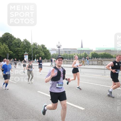 29.06.2025 - hella hamburg halbmarathon Jannik Wohlers http://msf.ph/oto/8151678 29.06.2025 10:35:58 Lombardsbrücke 1102, 1224, 1835, 2124, 3398, 3404, 3428, 3699, 3741, 4245, 4442, 4937, 5012, 5246, 5427, 5540, 5573, 5747, 5809, 5919, 6092, 6093, 6190, 6417, 6667, 7111, 7140, 7575, 7576, 7632, 8498, 8530, 8581, 8945, 9115, 9117, 9229, 9918, 9978, 10024, 10112, 10146, 10336, 10341, 10577, 10984, 11010, 11541, 11637, 12343, 12493, 12660, 12661, 13227, 13422, 13445, 13679, 14296, 15234, 15370, 15568, 15587, 15617, 15618, 15676, 15677, 15707, 16239, 18226 meine-sportfotos.de