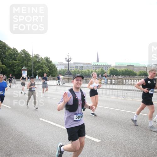 29.06.2025 - hella hamburg halbmarathon Jannik Wohlers http://msf.ph/oto/8151683 29.06.2025 10:35:58 Lombardsbrücke 1102, 1224, 1835, 2124, 3398, 3404, 3428, 3699, 3741, 4245, 4442, 4937, 5012, 5246, 5427, 5540, 5573, 5747, 5809, 5919, 6092, 6093, 6190, 6417, 6667, 7111, 7140, 7575, 7576, 7632, 8498, 8530, 8581, 8945, 9115, 9117, 9229, 9918, 9978, 10024, 10112, 10146, 10336, 10341, 10577, 10984, 11010, 11541, 11637, 12343, 12493, 12660, 12661, 13227, 13422, 13445, 13679, 14296, 15234, 15370, 15568, 15587, 15617, 15618, 15676, 15677, 15707, 16239, 18226 meine-sportfotos.de