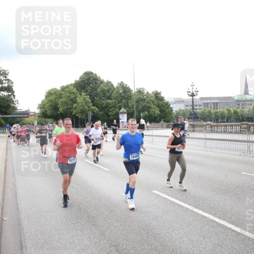 29.06.2025 - hella hamburg halbmarathon Jannik Wohlers http://msf.ph/oto/8151689 29.06.2025 10:35:58 Lombardsbrücke 1102, 1224, 1835, 2124, 3398, 3404, 3428, 3699, 3741, 4245, 4442, 4937, 5012, 5246, 5427, 5540, 5573, 5747, 5809, 5919, 6092, 6093, 6190, 6417, 6667, 7111, 7140, 7575, 7576, 7632, 8498, 8530, 8581, 8945, 9115, 9117, 9229, 9918, 9978, 10024, 10112, 10146, 10336, 10341, 10577, 10984, 11010, 11541, 11637, 12343, 12493, 12660, 12661, 13227, 13422, 13445, 13679, 14296, 15234, 15370, 15568, 15587, 15617, 15618, 15676, 15677, 15707, 16239, 18226 meine-sportfotos.de