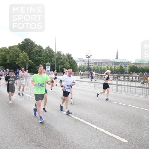 29.06.2025 - hella hamburg halbmarathon Jannik Wohlers http://msf.ph/oto/8151737 29.06.2025 10:36:00 Lombardsbrücke 1102, 1224, 1835, 2124, 3398, 3404, 3428, 3741, 4245, 4442, 4937, 5012, 5246, 5427, 5540, 5573, 5747, 5809, 5919, 6092, 6093, 6190, 6417, 6667, 7140, 7575, 7576, 7632, 8498, 8530, 8945, 9115, 9117, 9229, 9918, 9978, 10024, 10112, 10146, 10336, 10341, 10984, 11541, 11637, 12343, 12493, 13227, 13422, 13445, 14296, 15234, 15568, 15676, 15677, 15707, 16239, 18226, 18644, 18646, 18918 meine-sportfotos.de