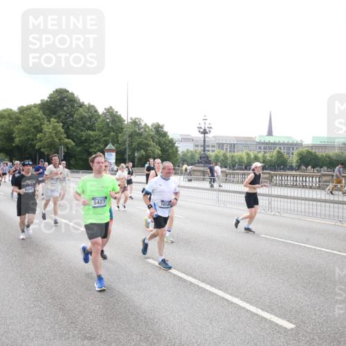 29.06.2025 - hella hamburg halbmarathon Jannik Wohlers http://msf.ph/oto/8151743 29.06.2025 10:36:00 Lombardsbrücke 1102, 1224, 1835, 2124, 3398, 3404, 3428, 3741, 4245, 4442, 4937, 5012, 5246, 5427, 5540, 5573, 5747, 5809, 5919, 6092, 6093, 6190, 6417, 6667, 7140, 7575, 7576, 7632, 8498, 8530, 8945, 9115, 9117, 9229, 9918, 9978, 10024, 10112, 10146, 10336, 10341, 10984, 11541, 11637, 12343, 12493, 13227, 13422, 13445, 14296, 15234, 15568, 15676, 15677, 15707, 16239, 18226, 18644, 18646, 18918 meine-sportfotos.de