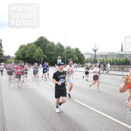 29.06.2025 - hella hamburg halbmarathon Jannik Wohlers http://msf.ph/oto/8151793 29.06.2025 10:36:02 Lombardsbrücke 1102, 1224, 1835, 2124, 3398, 3404, 3428, 3741, 4442, 4937, 5012, 5246, 5427, 5540, 5573, 5747, 5809, 5919, 6190, 6667, 7575, 7576, 7632, 8498, 8530, 8945, 9115, 9117, 9229, 9918, 9978, 10024, 10112, 10146, 10336, 10341, 10984, 11541, 11637, 12343, 12493, 13227, 13445, 14296, 15234, 15568, 15707, 16239, 17807, 18226, 18644, 18646, 18918, 18929 meine-sportfotos.de