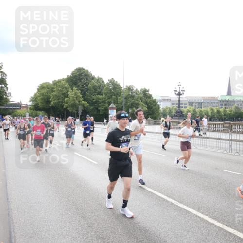 29.06.2025 - hella hamburg halbmarathon Jannik Wohlers http://msf.ph/oto/8151799 29.06.2025 10:36:02 Lombardsbrücke 1102, 1224, 1835, 2124, 3398, 3404, 3428, 3741, 4442, 4937, 5012, 5246, 5427, 5540, 5573, 5747, 5809, 5919, 6190, 6667, 7575, 7576, 7632, 8498, 8530, 8945, 9115, 9117, 9229, 9918, 9978, 10024, 10112, 10146, 10336, 10341, 10984, 11541, 11637, 12343, 12493, 13227, 13445, 14296, 15234, 15568, 15707, 16239, 17807, 18226, 18644, 18646, 18918, 18929 meine-sportfotos.de