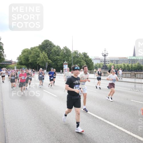29.06.2025 - hella hamburg halbmarathon Jannik Wohlers http://msf.ph/oto/8151801 29.06.2025 10:36:02 Lombardsbrücke 1102, 1224, 1835, 2124, 3398, 3404, 3428, 3741, 4442, 4937, 5012, 5246, 5427, 5540, 5573, 5747, 5809, 5919, 6190, 6667, 7575, 7576, 7632, 8498, 8530, 8945, 9115, 9117, 9229, 9918, 9978, 10024, 10112, 10146, 10336, 10341, 10984, 11541, 11637, 12343, 12493, 13227, 13445, 14296, 15234, 15568, 15707, 16239, 17807, 18226, 18644, 18646, 18918, 18929 meine-sportfotos.de