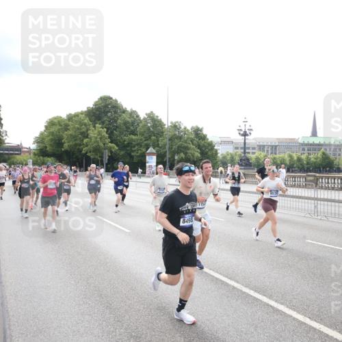 29.06.2025 - hella hamburg halbmarathon Jannik Wohlers http://msf.ph/oto/8151808 29.06.2025 10:36:02 Lombardsbrücke 1102, 1224, 1835, 2124, 3398, 3404, 3428, 3741, 4442, 4937, 5012, 5246, 5427, 5540, 5573, 5747, 5809, 5919, 6190, 6667, 7575, 7576, 7632, 8498, 8530, 8945, 9115, 9117, 9229, 9918, 9978, 10024, 10112, 10146, 10336, 10341, 10984, 11541, 11637, 12343, 12493, 13227, 13445, 14296, 15234, 15568, 15707, 16239, 17807, 18226, 18644, 18646, 18918, 18929 meine-sportfotos.de