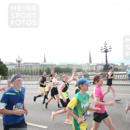 29.06.2025 - hella hamburg halbmarathon Jannik Wohlers http://msf.ph/oto/8151902 29.06.2025 10:36:30 Lombardsbrücke 1118, 1253, 1339, 1488, 1490, 1948, 1952, 1954, 2552, 2588, 3165, 3873, 3895, 4084, 4618, 4762, 4996, 5224, 5538, 5640, 5786, 5789, 6156, 6359, 7202, 7773, 8007, 8315, 8499, 8758, 8936, 8937, 9295, 9500, 9694, 9701, 10123, 10487, 10862, 11672, 11831, 11843, 11912, 12087, 12184, 12218, 12302, 12532, 12605, 12770, 12775, 13106, 13165, 13657, 13704, 13902, 14695, 15106, 15353, 15588, 15907, 15972, 15992, 16304, 16309, 16885, 17018, 17115, 17349, 17504, 17591, 18482 meine-sportfotos.de