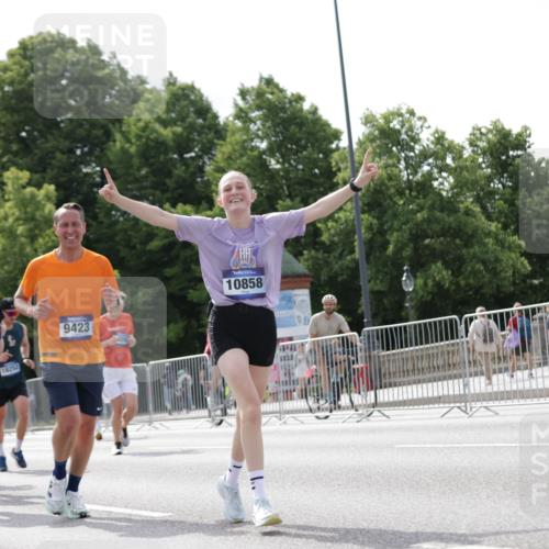 29.06.2025 - hella hamburg halbmarathon Jannik Wohlers http://msf.ph/oto/8151923 29.06.2025 10:14:59 Lombardsbrücke 1524, 2110, 2720, 3417, 3650, 5271, 5739, 5986, 6317, 7452, 7809, 7810, 8256, 9307, 9423, 9847, 9997, 10858, 12457, 12521, 12524, 13197, 13453, 13500, 15150, 15740, 16040, 16041, 17949, 18203, 18252, 18769, 18800, 18939, 19027 meine-sportfotos.de