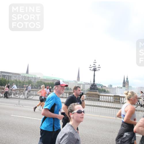 29.06.2025 - hella hamburg halbmarathon Jannik Wohlers http://msf.ph/oto/8151927 29.06.2025 10:37:13 Lombardsbrücke 1475, 2199, 2640, 2853, 3230, 3633, 5171, 5186, 5522, 5790, 5875, 6243, 6821, 6955, 7124, 7321, 7350, 7544, 7777, 9247, 9524, 9895, 10476, 10506, 10798, 10919, 11183, 11801, 11882, 11888, 12123, 12242, 12254, 12472, 12762, 12824, 14130, 14657, 16032, 16582, 16680, 16706, 16837, 17355, 17793, 17798, 18903 meine-sportfotos.de
