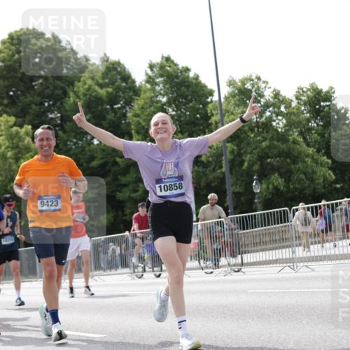 29.06.2025 - hella hamburg halbmarathon Jannik Wohlers http://msf.ph/oto/8151936 29.06.2025 10:14:59 Lombardsbrücke 1524, 2110, 2720, 3417, 3650, 5271, 5739, 5986, 6317, 7452, 7809, 7810, 8256, 9307, 9423, 9847, 9997, 10858, 12457, 12521, 12524, 13197, 13453, 13500, 15150, 15740, 16040, 16041, 17949, 18203, 18252, 18769, 18800, 18939, 19027 meine-sportfotos.de
