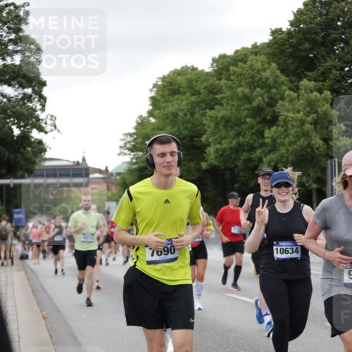 29.06.2025 - hella hamburg halbmarathon Jannik Wohlers http://msf.ph/oto/8151946 29.06.2025 10:51:57 Lombardsbrücke 2528, 3645, 4273, 4436, 4815, 5262, 6386, 6403, 6404, 6406, 6671, 6985, 7690, 7691, 7735, 7812, 8194, 8196, 9103, 9368, 9731, 10080, 10296, 10342, 10634, 10884, 11084, 11126, 11127, 11297, 11736, 11899, 11974, 12089, 12247, 12525, 12546, 12558, 13094, 13207, 13208, 13538, 13677, 14215, 14235, 14893, 15205, 16262, 16492, 16752, 16973, 17326, 17327, 18115, 18221, 18633, 18668, 18756, 18817 meine-sportfotos.de