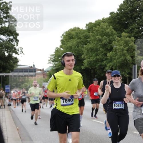 29.06.2025 - hella hamburg halbmarathon Jannik Wohlers http://msf.ph/oto/8151949 29.06.2025 10:51:57 Lombardsbrücke 2528, 3645, 4273, 4436, 4815, 5262, 6386, 6403, 6404, 6406, 6671, 6985, 7690, 7691, 7735, 7812, 8194, 8196, 9103, 9368, 9731, 10080, 10296, 10342, 10634, 10884, 11084, 11126, 11127, 11297, 11736, 11899, 11974, 12089, 12247, 12525, 12546, 12558, 13094, 13207, 13208, 13538, 13677, 14215, 14235, 14893, 15205, 16262, 16492, 16752, 16973, 17326, 17327, 18115, 18221, 18633, 18668, 18756, 18817 meine-sportfotos.de