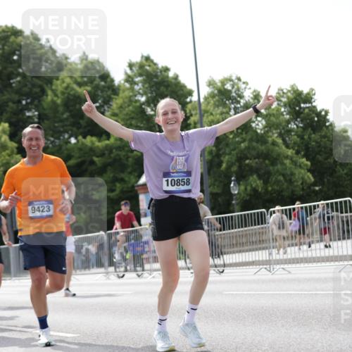 29.06.2025 - hella hamburg halbmarathon Jannik Wohlers http://msf.ph/oto/8151954 29.06.2025 10:14:59 Lombardsbrücke 1524, 2110, 2720, 3417, 3650, 5271, 5739, 5986, 6317, 7452, 7809, 7810, 8256, 9307, 9423, 9847, 9997, 10858, 12457, 12521, 12524, 13197, 13453, 13500, 15150, 15740, 16040, 16041, 17949, 18203, 18252, 18769, 18800, 18939, 19027 meine-sportfotos.de