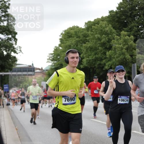 29.06.2025 - hella hamburg halbmarathon Jannik Wohlers http://msf.ph/oto/8151955 29.06.2025 10:51:57 Lombardsbrücke 2528, 3645, 4273, 4436, 4815, 5262, 6386, 6403, 6404, 6406, 6671, 6985, 7690, 7691, 7735, 7812, 8194, 8196, 9103, 9368, 9731, 10080, 10296, 10342, 10634, 10884, 11084, 11126, 11127, 11297, 11736, 11899, 11974, 12089, 12247, 12525, 12546, 12558, 13094, 13207, 13208, 13538, 13677, 14215, 14235, 14893, 15205, 16262, 16492, 16752, 16973, 17326, 17327, 18115, 18221, 18633, 18668, 18756, 18817 meine-sportfotos.de