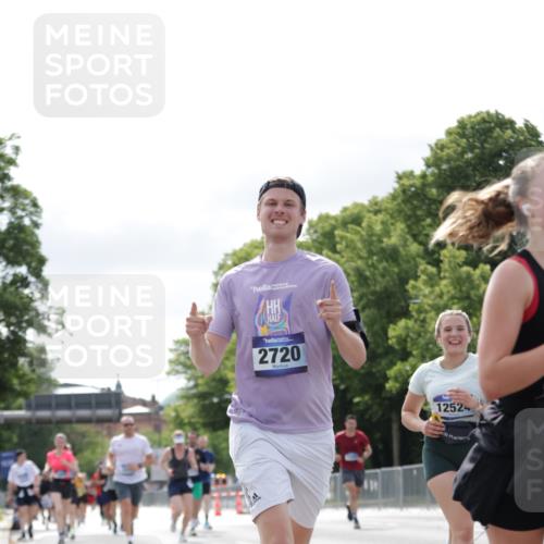 29.06.2025 - hella hamburg halbmarathon Jannik Wohlers http://msf.ph/oto/8151996 29.06.2025 10:15:02 Lombardsbrücke 1440, 1524, 2110, 2720, 3417, 3650, 5069, 5271, 5739, 5986, 7452, 7809, 7810, 8256, 9307, 9423, 9657, 9847, 9997, 10775, 10858, 12457, 12521, 12524, 13197, 13453, 13500, 14413, 15150, 15740, 16040, 16041, 16938, 17949, 18203, 18252, 18769, 18800, 18939, 19027 meine-sportfotos.de