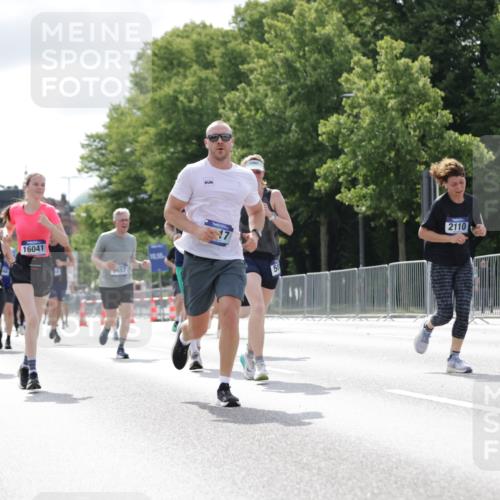 29.06.2025 - hella hamburg halbmarathon Jannik Wohlers http://msf.ph/oto/8152030 29.06.2025 10:15:05 Lombardsbrücke 1440, 2110, 2720, 2989, 3417, 4466, 4492, 4494, 5069, 5271, 5739, 6376, 6576, 7452, 7809, 7810, 8256, 9307, 9423, 9657, 9847, 9997, 10775, 10858, 12457, 12521, 12524, 13197, 13453, 13500, 14413, 14552, 15150, 15307, 15740, 16040, 16041, 16938, 17949, 18203, 18252, 18939, 19027 meine-sportfotos.de