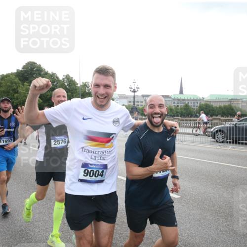 29.06.2025 - hella hamburg halbmarathon Jannik Wohlers http://msf.ph/oto/8152033 29.06.2025 10:38:15 Lombardsbrücke 56, 1721, 2576, 2660, 2693, 3216, 3323, 3726, 3927, 4028, 4139, 4155, 4259, 4260, 4316, 5085, 5089, 5155, 5617, 5684, 5913, 6695, 6696, 6875, 7117, 7148, 7263, 7371, 7561, 7692, 7849, 8367, 8583, 8635, 8747, 9004, 9455, 11635, 11697, 12072, 12075, 12577, 13000, 13200, 13823, 14096, 15644, 15755, 16174, 16181, 16214, 16346, 17091, 17250, 17333, 17478, 18050, 18471, 18709 meine-sportfotos.de