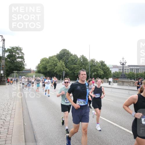 29.06.2025 - hella hamburg halbmarathon Jannik Wohlers http://msf.ph/oto/8152066 29.06.2025 10:39:12 Lombardsbrücke 2578, 2976, 3353, 4298, 4609, 4855, 5045, 5701, 6321, 6427, 6428, 6719, 6726, 6739, 6748, 7053, 7125, 7199, 7429, 7684, 8995, 9569, 9698, 9747, 9777, 10512, 10626, 10627, 10666, 10714, 10833, 10888, 11461, 11982, 12150, 12217, 12631, 12680, 13178, 13495, 14111, 14114, 14299, 14674, 14882, 15265, 15433, 15494, 16178, 17379, 17407, 17634, 17666, 17695, 18944, 19121 meine-sportfotos.de
