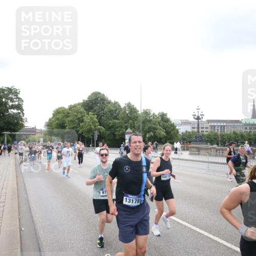 29.06.2025 - hella hamburg halbmarathon Jannik Wohlers http://msf.ph/oto/8152073 29.06.2025 10:39:13 Lombardsbrücke 2578, 2976, 4298, 4609, 4752, 5045, 5701, 6321, 6427, 6428, 6719, 6726, 6739, 6748, 7053, 7125, 7199, 7429, 7684, 8995, 9569, 9698, 9747, 9777, 10441, 10512, 10626, 10627, 10666, 10714, 10833, 10888, 11461, 11664, 11982, 12150, 12217, 12631, 12680, 13178, 13495, 14111, 14114, 14674, 14882, 15265, 15433, 15494, 16178, 17379, 17407, 17634, 17666, 17695, 18944, 19121 meine-sportfotos.de