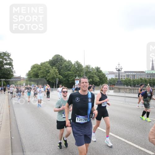 29.06.2025 - hella hamburg halbmarathon Jannik Wohlers http://msf.ph/oto/8152077 29.06.2025 10:39:13 Lombardsbrücke 2578, 2976, 4298, 4609, 4752, 5045, 5701, 6321, 6427, 6428, 6719, 6726, 6739, 6748, 7053, 7125, 7199, 7429, 7684, 8995, 9569, 9698, 9747, 9777, 10441, 10512, 10626, 10627, 10666, 10714, 10833, 10888, 11461, 11664, 11982, 12150, 12217, 12631, 12680, 13178, 13495, 14111, 14114, 14674, 14882, 15265, 15433, 15494, 16178, 17379, 17407, 17634, 17666, 17695, 18944, 19121 meine-sportfotos.de