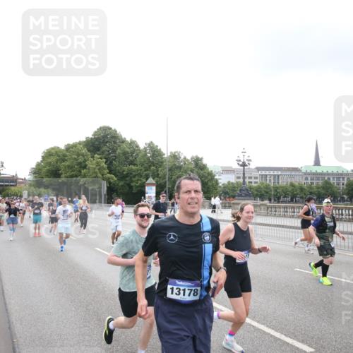 29.06.2025 - hella hamburg halbmarathon Jannik Wohlers http://msf.ph/oto/8152088 29.06.2025 10:39:13 Lombardsbrücke 2578, 2976, 4298, 4609, 4752, 5045, 5701, 6321, 6427, 6428, 6719, 6726, 6739, 6748, 7053, 7125, 7199, 7429, 7684, 8995, 9569, 9698, 9747, 9777, 10441, 10512, 10626, 10627, 10666, 10714, 10833, 10888, 11461, 11664, 11982, 12150, 12217, 12631, 12680, 13178, 13495, 14111, 14114, 14674, 14882, 15265, 15433, 15494, 16178, 17379, 17407, 17634, 17666, 17695, 18944, 19121 meine-sportfotos.de