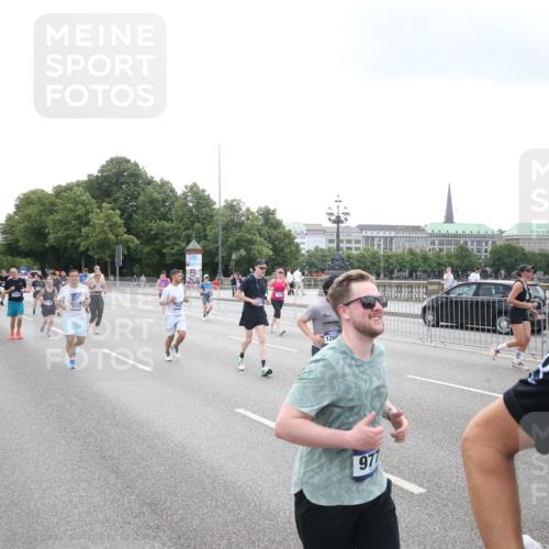 29.06.2025 - hella hamburg halbmarathon Jannik Wohlers http://msf.ph/oto/8152103 29.06.2025 10:39:14 Lombardsbrücke 2578, 2976, 3046, 4298, 4609, 4752, 5045, 5701, 6321, 6427, 6428, 6719, 6726, 6739, 6748, 7053, 7125, 7199, 7429, 7684, 8995, 9569, 9698, 9747, 9777, 10441, 10512, 10626, 10627, 10666, 10714, 10833, 10888, 11461, 11664, 11982, 12150, 12217, 12631, 12680, 13178, 13495, 14111, 14114, 14674, 14882, 15265, 15433, 15494, 16178, 17379, 17407, 17634, 17666, 17695, 18944, 19121 meine-sportfotos.de