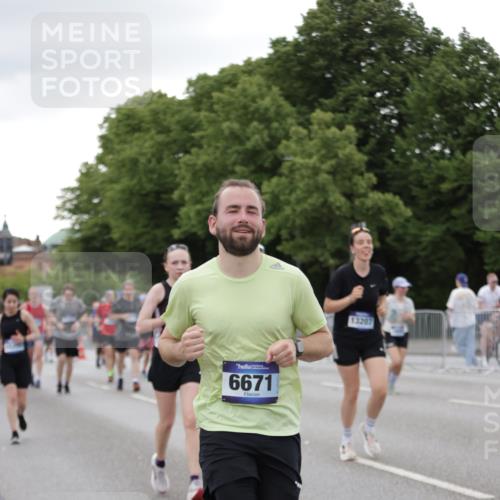 29.06.2025 - hella hamburg halbmarathon Jannik Wohlers http://msf.ph/oto/8152104 29.06.2025 10:52:01 Lombardsbrücke 2420, 2528, 3645, 4815, 5262, 5360, 6386, 6403, 6404, 6406, 6671, 7690, 7691, 7735, 7812, 9068, 9070, 9103, 9368, 9731, 10080, 10296, 10392, 10634, 10884, 10928, 11084, 11297, 11736, 11899, 11974, 12089, 12247, 12546, 12558, 13094, 13207, 13208, 13538, 13677, 14893, 15205, 16262, 16492, 16752, 16973, 17002, 17326, 17327, 18115, 18633, 18668, 18756, 18817 meine-sportfotos.de