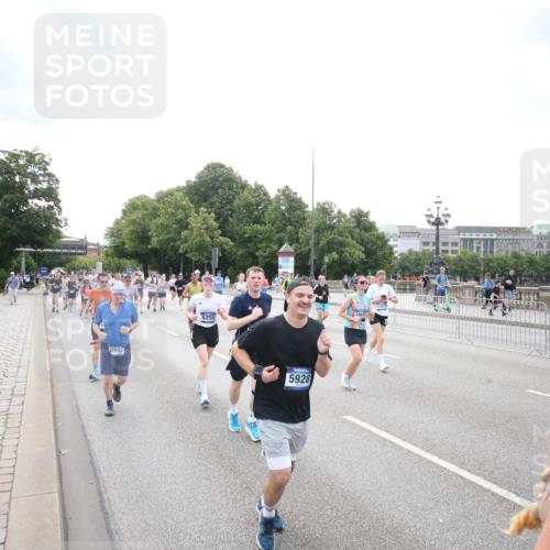 29.06.2025 - hella hamburg halbmarathon Jannik Wohlers http://msf.ph/oto/8152132 29.06.2025 10:41:01 Lombardsbrücke 1536, 1542, 2153, 2229, 2258, 3344, 3532, 3533, 3623, 4415, 4610, 5688, 5689, 5928, 5942, 6250, 6793, 6894, 7022, 7023, 7821, 8293, 8385, 8586, 8992, 10181, 10348, 10483, 11166, 11209, 11437, 11438, 12481, 13018, 13299, 13373, 13622, 13877, 14037, 14376, 14483, 14608, 14725, 15224, 16021, 16260, 16550, 16559, 16846, 17370, 17684, 18814, 18888, 18900 meine-sportfotos.de