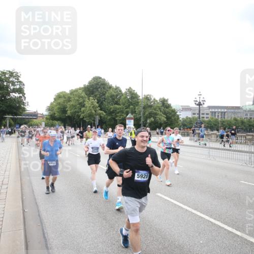 29.06.2025 - hella hamburg halbmarathon Jannik Wohlers http://msf.ph/oto/8152135 29.06.2025 10:41:01 Lombardsbrücke 1536, 1542, 2153, 2229, 2258, 3344, 3532, 3533, 3623, 4415, 4610, 5688, 5689, 5928, 5942, 6250, 6793, 6894, 7022, 7023, 7821, 8293, 8385, 8586, 8992, 10181, 10348, 10483, 11166, 11209, 11437, 11438, 12481, 13018, 13299, 13373, 13622, 13877, 14037, 14376, 14483, 14608, 14725, 15224, 16021, 16260, 16550, 16559, 16846, 17370, 17684, 18814, 18888, 18900 meine-sportfotos.de